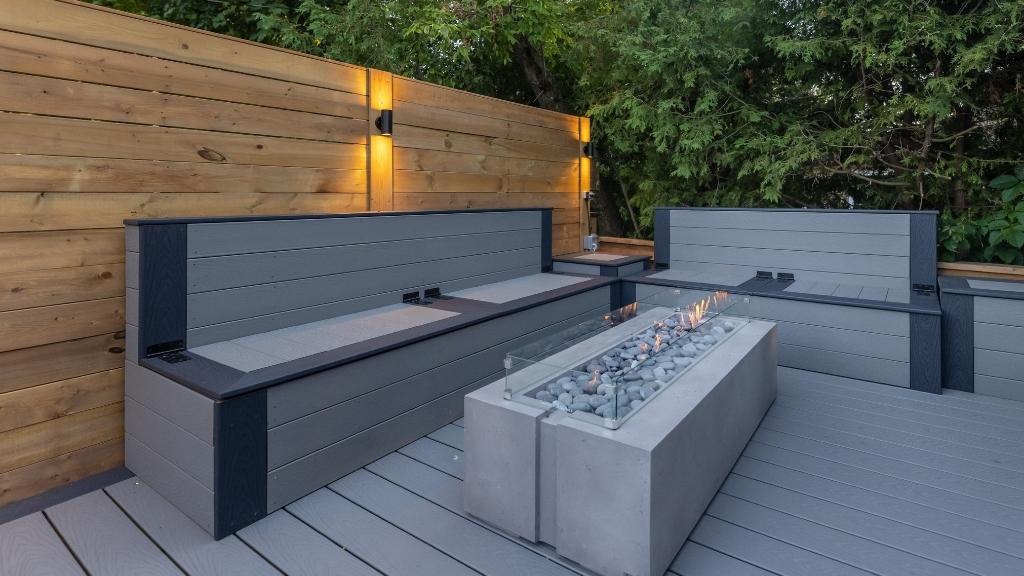 Deck contractor services Toronto